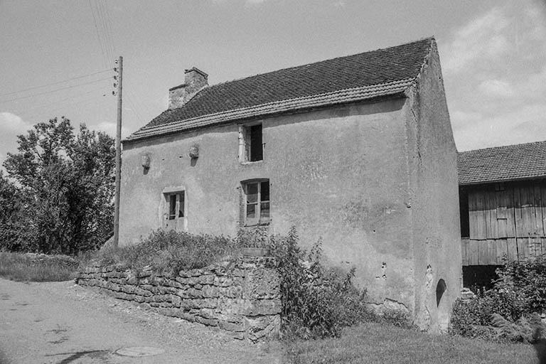 Vue de trois quarts droit. © Bernard Lardière / Région Bourgogne-Franche-Comté, Inventaire du patrimoine - 1981