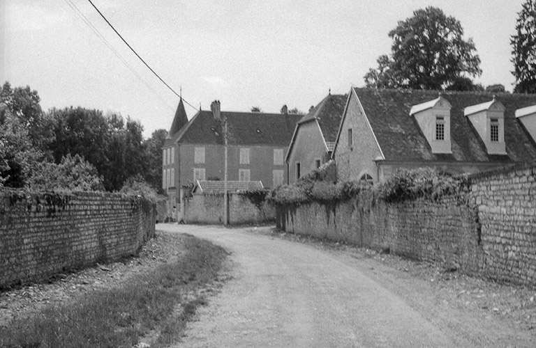 Vue d'ensemble depuis la rue. © Bernard Lardière / Région Bourgogne-Franche-Comté, Inventaire du patrimoine - 1981