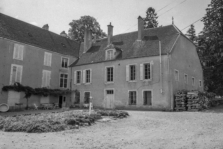 Vue de l'habitation depuis la cour. © Bernard Lardière / Région Bourgogne-Franche-Comté, Inventaire du patrimoine - 1981
