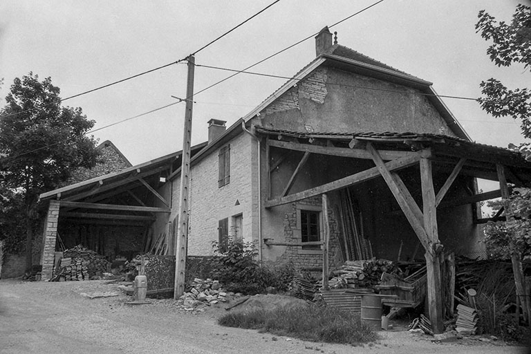 Vue de trois quarts droit. © Bernard Lardière / Région Bourgogne-Franche-Comté, Inventaire du patrimoine - 1981