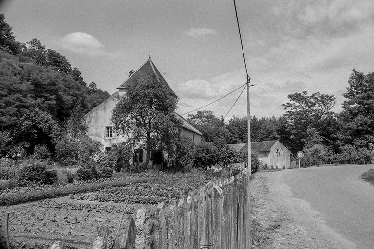 Vue d'ensemble avec le jardin potager. © Bernard Lardière / Région Bourgogne-Franche-Comté, Inventaire du patrimoine - 1981