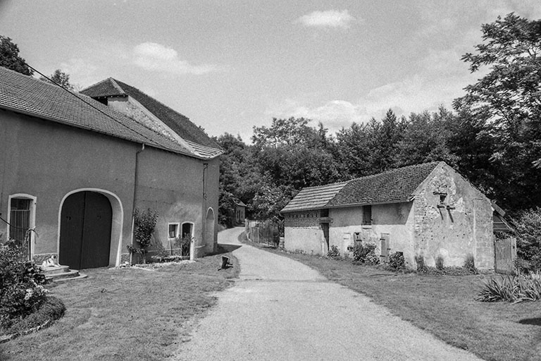 Les parties agricoles et la porcherie de l'autre côté de la rue. © Bernard Lardière / Région Bourgogne-Franche-Comté, Inventaire du patrimoine - 1981