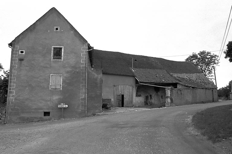 Vue d'ensemble depuis la rue. © Bernard Lardière / Région Bourgogne-Franche-Comté, Inventaire du patrimoine - 1981