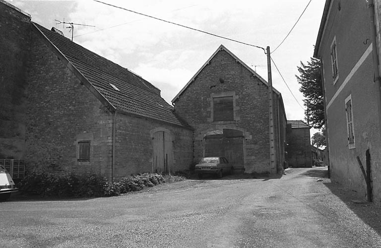 Façade latérale gauche. © Bernard Lardière / Région Bourgogne-Franche-Comté, Inventaire du patrimoine - 1981