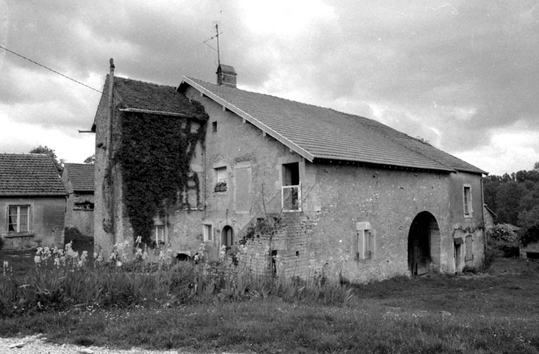 Vue d'ensemble de trois quarts droit. © Bernard Lardière / Région Bourgogne-Franche-Comté, Inventaire du patrimoine - 1981