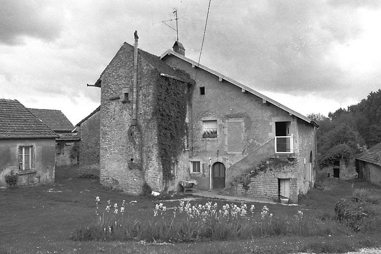 Façade antérieure. © Bernard Lardière / Région Bourgogne-Franche-Comté, Inventaire du patrimoine - 1981