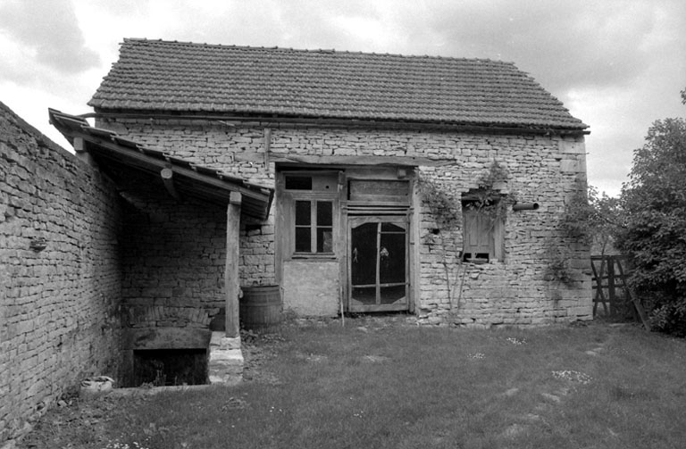 Remise sur cave. © Bernard Lardière / Région Bourgogne-Franche-Comté, Inventaire du patrimoine - 1981
