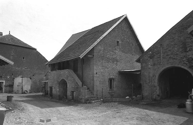 Façades antérieure et latérale droite. © Bernard Lardière / Région Bourgogne-Franche-Comté, Inventaire du patrimoine - 1981