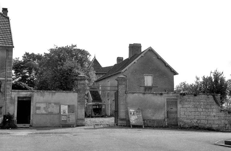 Vue d'ensemble depuis le portail. © Bernard Lardière / Région Bourgogne-Franche-Comté, Inventaire du patrimoine - 1981