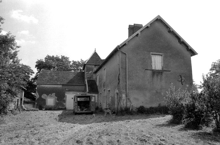Vue d'ensemble depuis la cour. © Bernard Lardière / Région Bourgogne-Franche-Comté, Inventaire du patrimoine - 1981