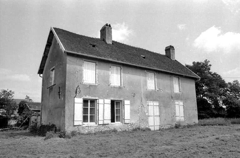 Façade sur pré. © Bernard Lardière / Région Bourgogne-Franche-Comté, Inventaire du patrimoine - 1981