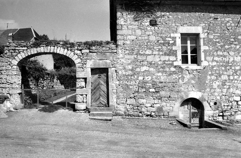 Détail : entrée de la cour. © Bernard Lardière / Région Bourgogne-Franche-Comté, Inventaire du patrimoine - 1981