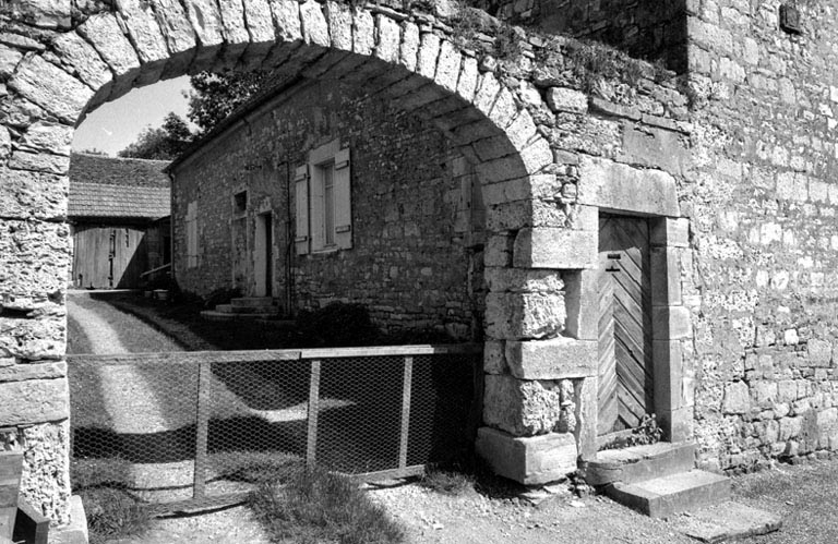 Façade antérieure entrée de la cour. © Bernard Lardière / Région Bourgogne-Franche-Comté, Inventaire du patrimoine - 1981