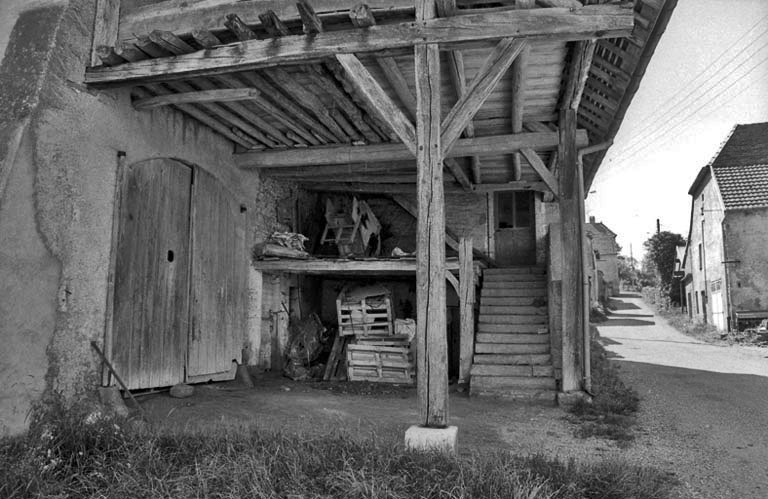 Détail : entrée de l'habitation sous auvent avec escalier extérieur en 1981. © Yves Sancey / Région Bourgogne-Franche-Comté, Inventaire du patrimoine - 1981