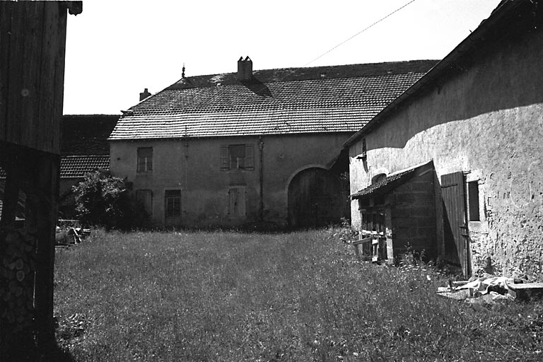 Bâtiment de ferme en fond de cour et dépendances à droite. © Bernard Lardière / Région Bourgogne-Franche-Comté, Inventaire du patrimoine - 1981