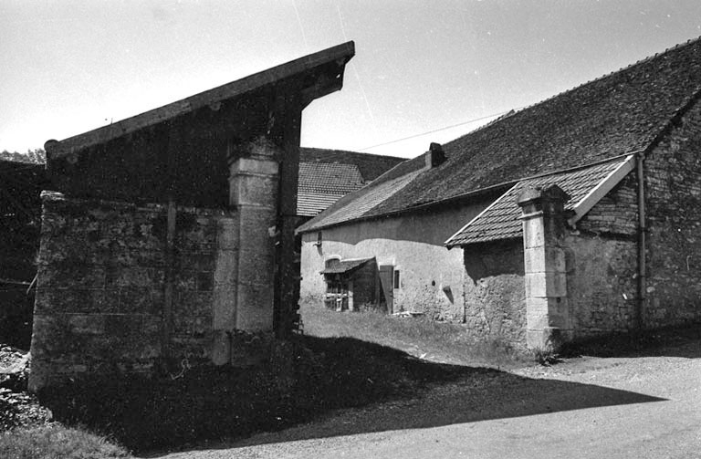 Vue depuis l'entrée de la cour. © Bernard Lardière / Région Bourgogne-Franche-Comté, Inventaire du patrimoine - 1981