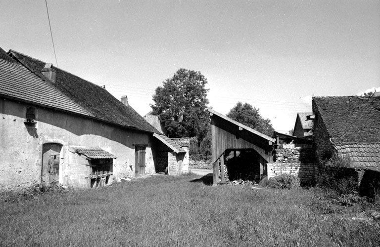 Vue des bâtiments dans la cour, depuis l'habitation. © Bernard Lardière / Région Bourgogne-Franche-Comté, Inventaire du patrimoine - 1981