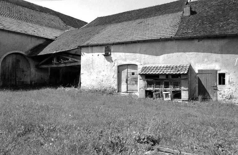Détail : dépendances à droite dans la cour. © Bernard Lardière / Région Bourgogne-Franche-Comté, Inventaire du patrimoine - 1981