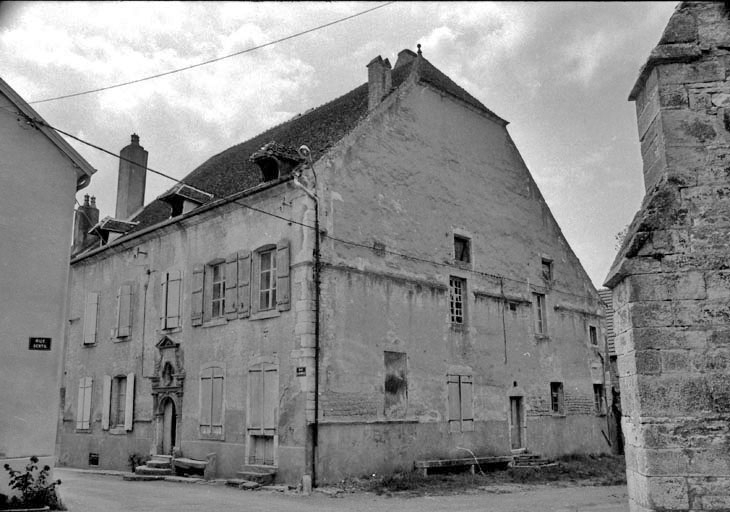 Vue de trois quarts droit. © Bernard Lardière / Région Bourgogne-Franche-Comté, Inventaire du patrimoine - 1981