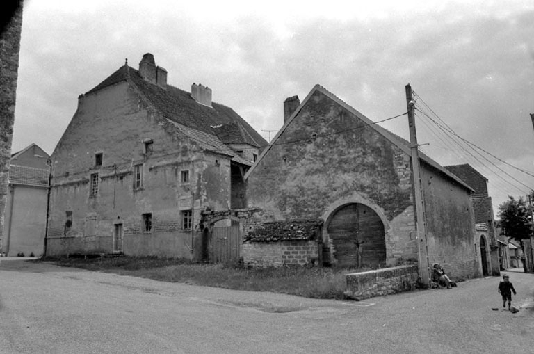 Façade latérale droite et bâtiment agricole. © Bernard Lardière / Région Bourgogne-Franche-Comté, Inventaire du patrimoine - 1981