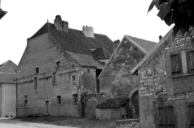 Façade latérale droite. © Bernard Lardière / Région Bourgogne-Franche-Comté, Inventaire du patrimoine - 1981