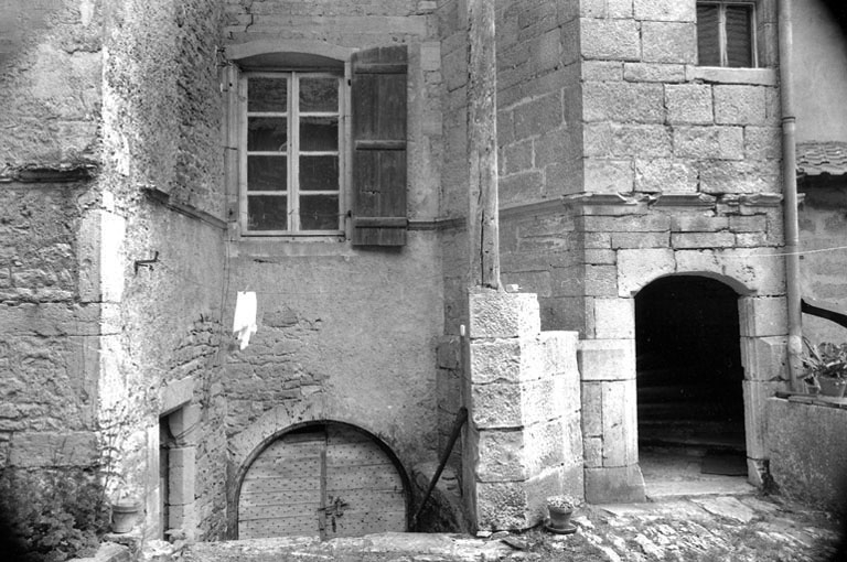 Entrée de la cave et de la tourelle d'escalier. © Bernard Lardière / Région Bourgogne-Franche-Comté, Inventaire du patrimoine - 1981