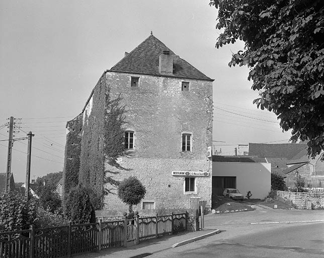 Façade latérale gauche. © Yves Sancey / Région Bourgogne-Franche-Comté, Inventaire du patrimoine - 1981
