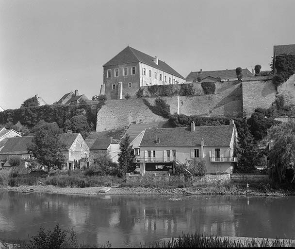 Partie droite du château-fort donnant sur l'Ognon. © Yves Sancey / Région Bourgogne-Franche-Comté, Inventaire du patrimoine - 1981