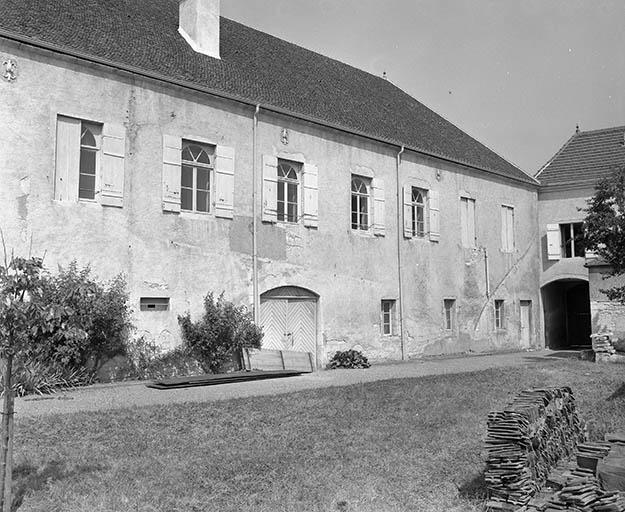 Les communs : façades antérieures. © Yves Sancey / Région Bourgogne-Franche-Comté, Inventaire du patrimoine - 1981