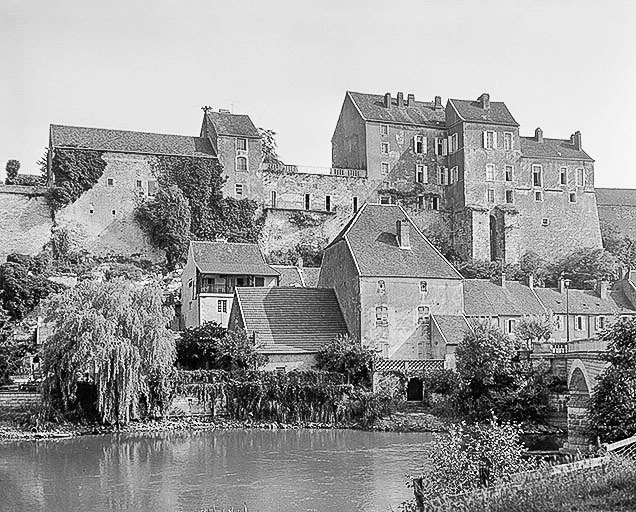Parties centrale et gauche du château depuis l'Ognon. © Yves Sancey / Région Bourgogne-Franche-Comté, Inventaire du patrimoine - 1981
