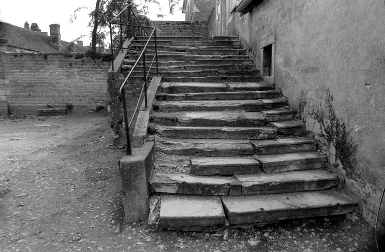 Reste du perron de la partie centrale du château. © Bernard Lardière / Région Bourgogne-Franche-Comté, Inventaire du patrimoine - 1981