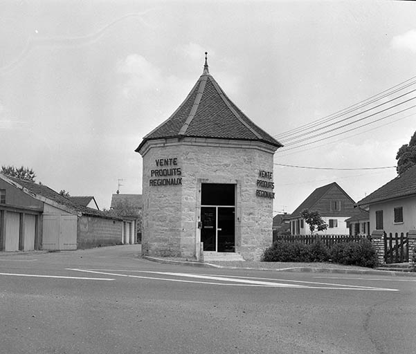 Tourelle gauche à l'entrée de l'ancien jardin du château. © Yves Sancey / Région Bourgogne-Franche-Comté, Inventaire du patrimoine - 1981