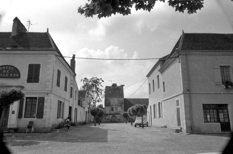 Bâtiments droit et gauche à l'entrée de l'ancienne cour d'honneur. © Bernard Lardière / Région Bourgogne-Franche-Comté, Inventaire du patrimoine - 1981