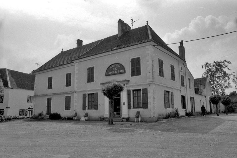 Bâtiment gauche à l'entrée de l'ancienne cour d'honneur actuellement hôtel. © Bernard Lardière / Région Bourgogne-Franche-Comté, Inventaire du patrimoine - 1981