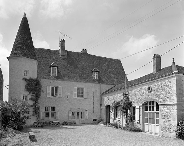 Vue des bâtiments sur cour. © Yves Sancey / Région Bourgogne-Franche-Comté, Inventaire du patrimoine - 1981