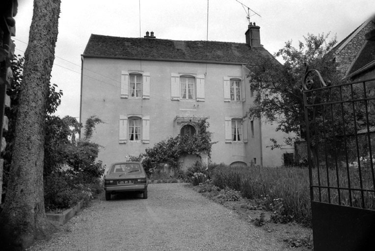 Presbytère, actuellement maison, situé 7 rue Gollu : façade antérieure sur cour. © Bernard Lardière / Région Bourgogne-Franche-Comté, Inventaire du patrimoine - 1981