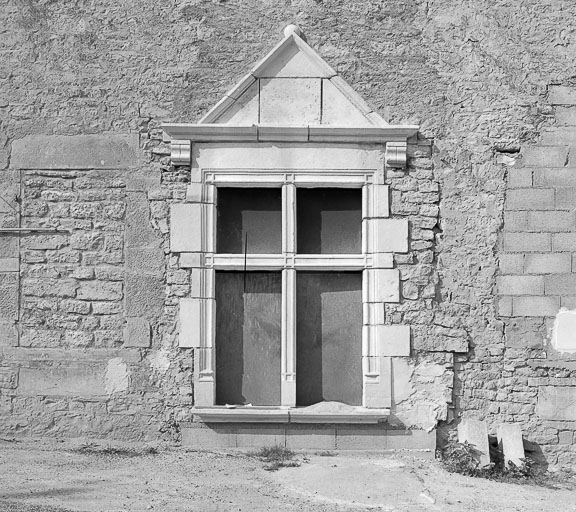 Détail d'une fenêtre restaurée de l'habitation. © Yves Sancey / Région Bourgogne-Franche-Comté, Inventaire du patrimoine - 1981