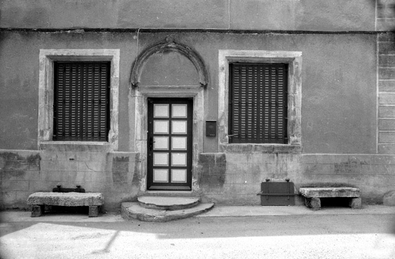 Détail : le rez-de-chaussée. © Bernard Lardière / Région Bourgogne-Franche-Comté, Inventaire du patrimoine - 1981