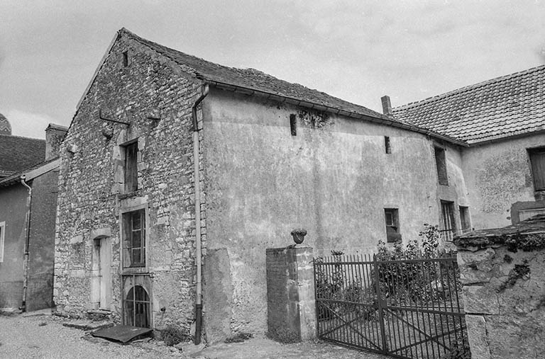 Maison située 7 rue Sainte-Catherine : façades antérieure et latérale droite. © Bernard Lardière / Région Bourgogne-Franche-Comté, Inventaire du patrimoine - 1981