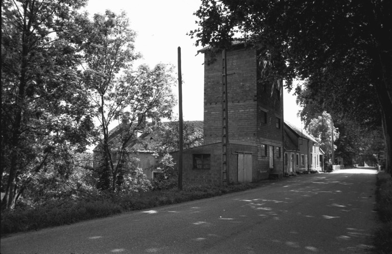 Vue d'ensemble depuis le nord. © Bernard Lardière / Région Bourgogne-Franche-Comté, Inventaire du patrimoine - 1981 Vue d'ensemble depuis le nord. © Bernard Lardière / Région Bourgogne-Franche-Comté, Inventaire du patrimoine - 1981