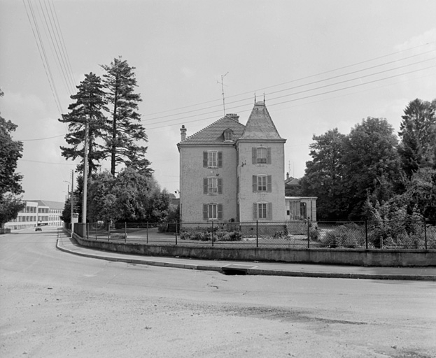 Vue d'ensemble depuis l'ouest en 1981. SRI. Enquête régionale sur les bâtiments industriels (1979-1981). © Yves Sancey / Région Bourgogne-Franche-Comté, Inventaire du patrimoine - 1981