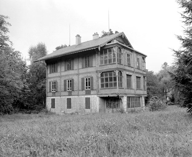 Chalet. Vue de trois quarts en 1981. SRI. Enquête régionale sur les bâtiments industriels (1979-1981). © Yves Sancey / Région Bourgogne-Franche-Comté, Inventaire du patrimoine - 1981