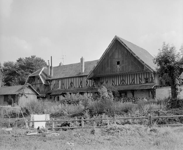Dépendances : ferme des Grandes Planches. Façade antérieure en 1981. SRI. Enquête régionale sur les bâtiments industriels (1979-1981). © Yves Sancey / Région Bourgogne-Franche-Comté, Inventaire du patrimoine - 1981
