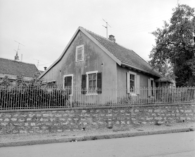 Maison au n° 12, rue des Mélèzes : façade sur jardin en 1981. SRI. Enquête régionale sur les bâtiments industriels (1979-1981). © Yves Sancey / Région Bourgogne-Franche-Comté, Inventaire du patrimoine - 1981