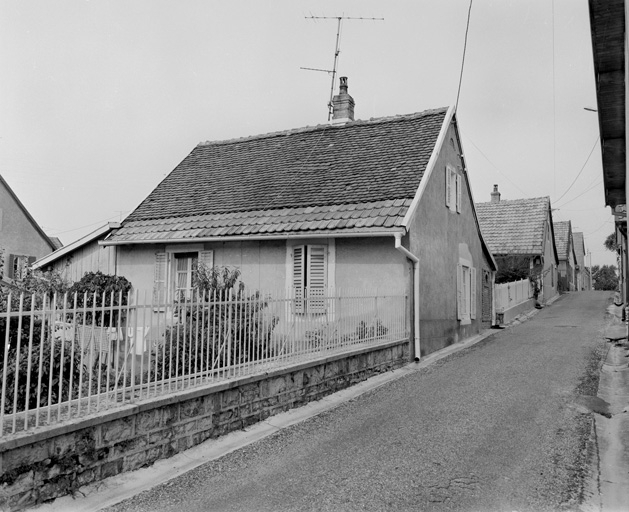 Maison au n° 10, rue des Mélèzes : façade sur jardin en 1981. SRI. Enquête régionale sur les bâtiments industriels (1979-1981). © Yves Sancey / Région Bourgogne-Franche-Comté, Inventaire du patrimoine - 1981