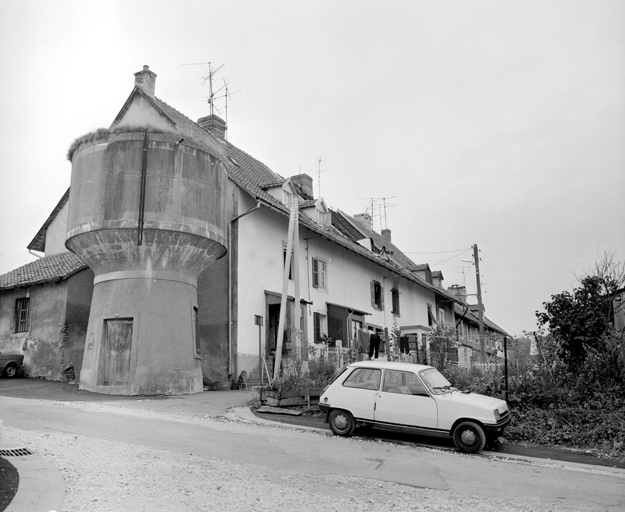 "Caserne" rue des Bouleaux : vue depuis le nord en 1981. SRI. Enquête régionale sur les bâtiments industriels (1979-1981). © Yves Sancey / Région Bourgogne-Franche-Comté, Inventaire du patrimoine - 1981