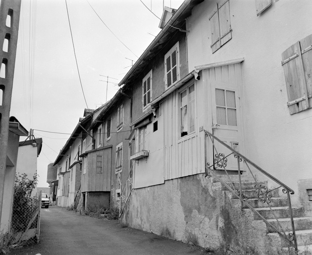 "Caserne" rue des Bouleaux : vue depuis le sud en 1981. SRI. Enquête régionale sur les bâtiments industriels (1979-1981). © Yves Sancey / Région Bourgogne-Franche-Comté, Inventaire du patrimoine - 1981