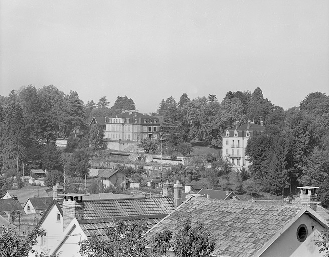 Vue d'ensemble depuis le sud-est (à gauche) en 1981. SRI. Enquête régionale sur les bâtiments industriels (1979-1981). © Yves Sancey / Région Bourgogne-Franche-Comté, Inventaire du patrimoine - 1981