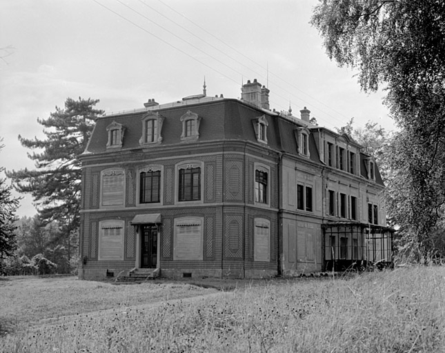 Façades est et nord vues de trois quarts en 1981. SRI. Enquête régionale sur les bâtiments industriels (1979-1981). © Yves Sancey / Région Bourgogne-Franche-Comté, Inventaire du patrimoine - 1981