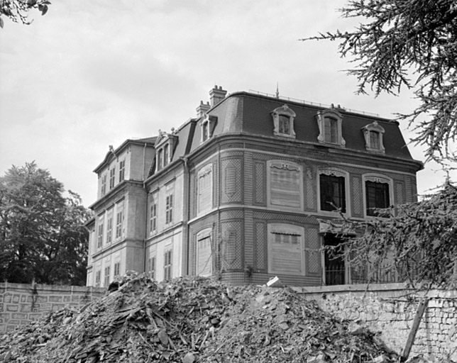 Façades sud et nord vues de trois quarts en 1981. SRI. Enquête régionale sur les bâtiments industriels (1979-1981). © Yves Sancey / Région Bourgogne-Franche-Comté, Inventaire du patrimoine - 1981